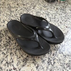 OOFOS Women's Black Sandals